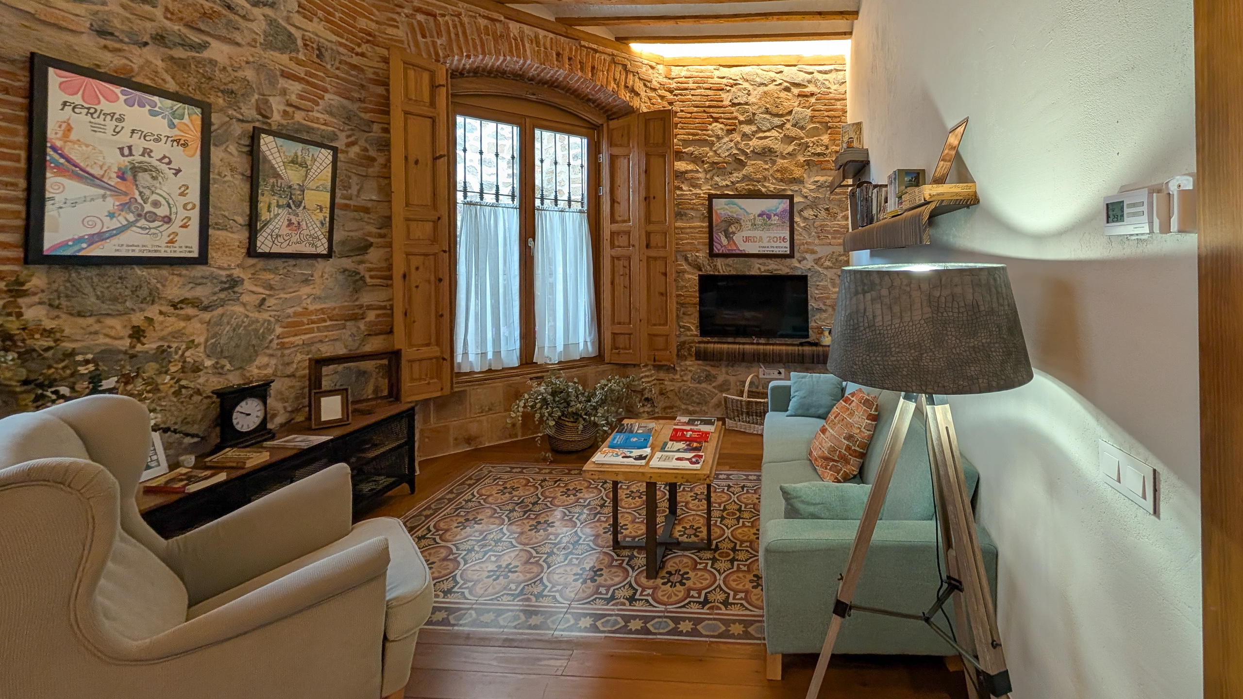 Wohnzimmer mit Natursteinwänden und Originalfliesen